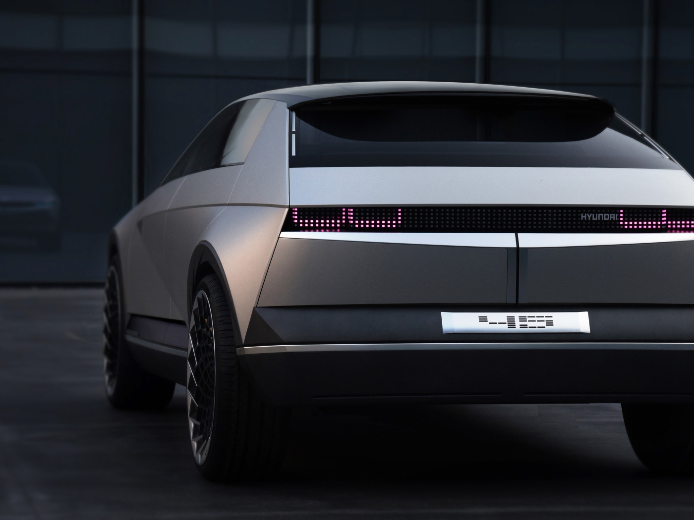 Автомобиль Hyundai 45 EV Concept 2019 года вид сзади