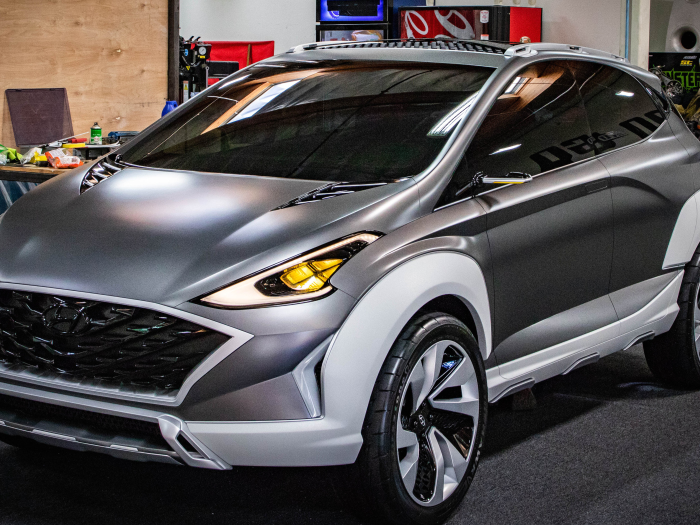 Серебристый мини автомобиль Hyundai SAGA EV