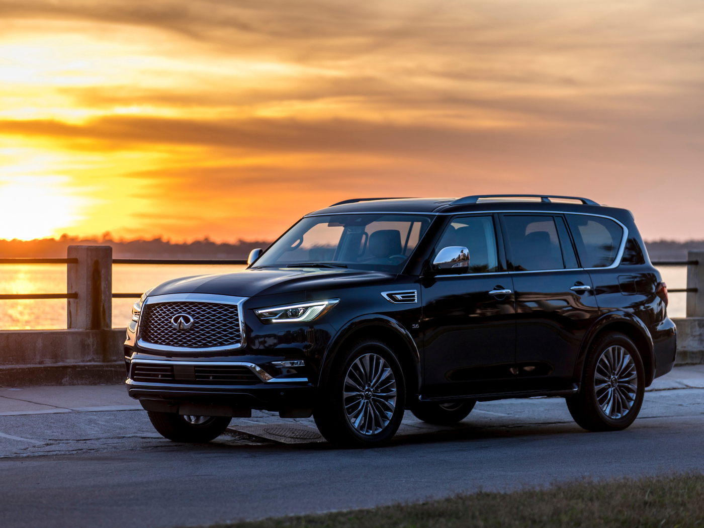 Черный внедорожник Infiniti QX80  на фоне заката 