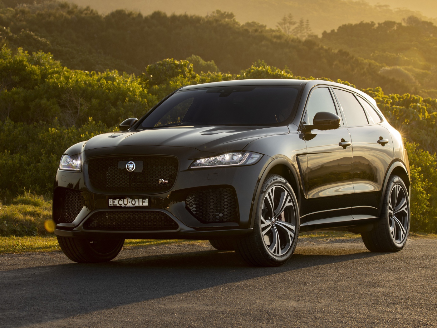 Черный автомобиль Jaguar F-Pace SVR 2019 года вид спереди 
