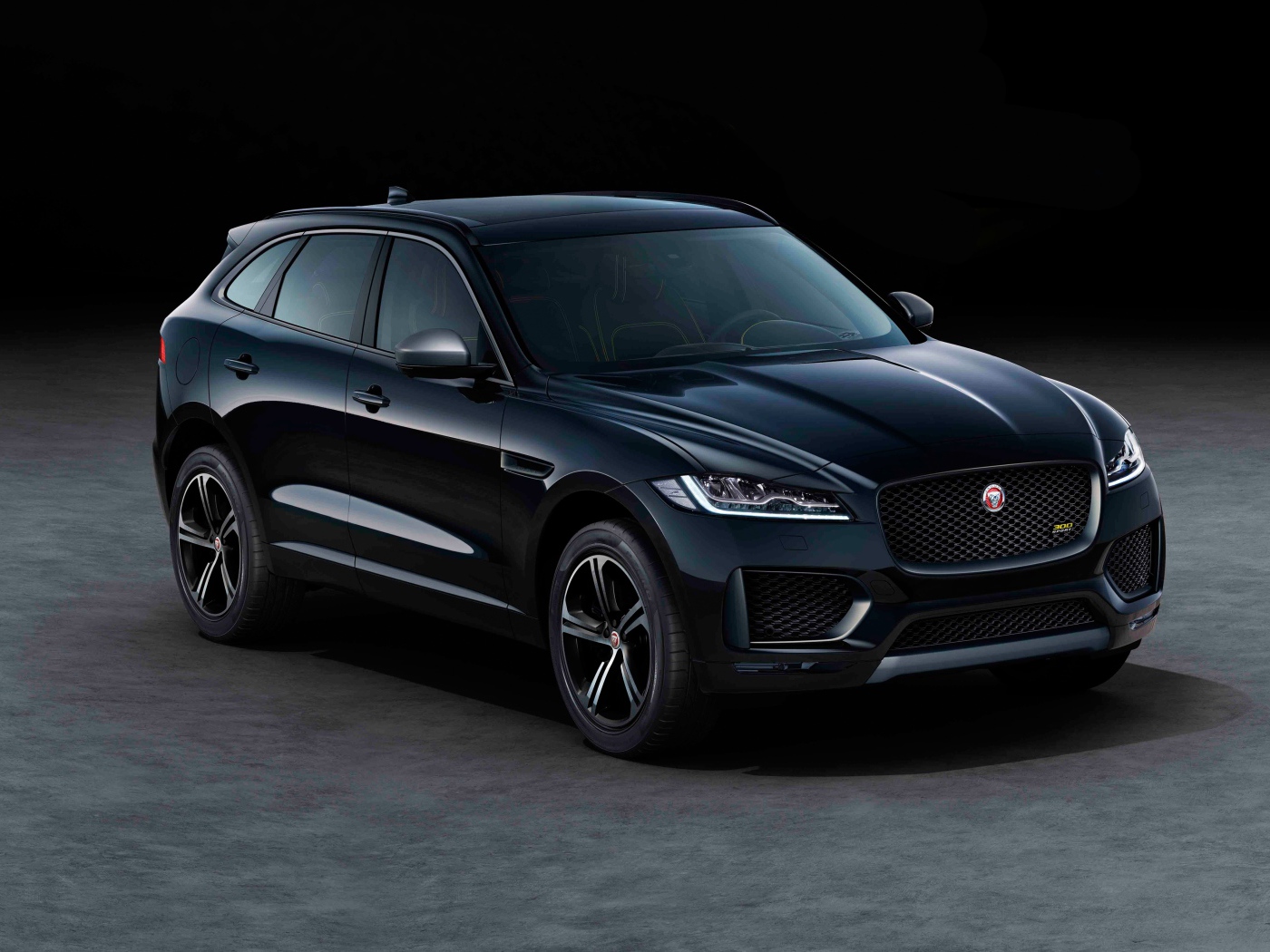 Черный стильный Jaguar F-Pace 300 Sport 2019 года