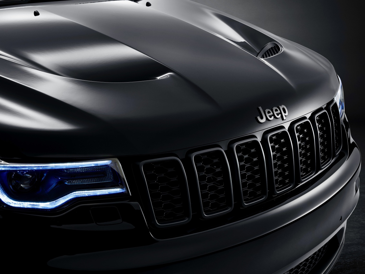 Фары и фирменный знак автомобиля Jeep Grand Cherokee S Limited 2019 года