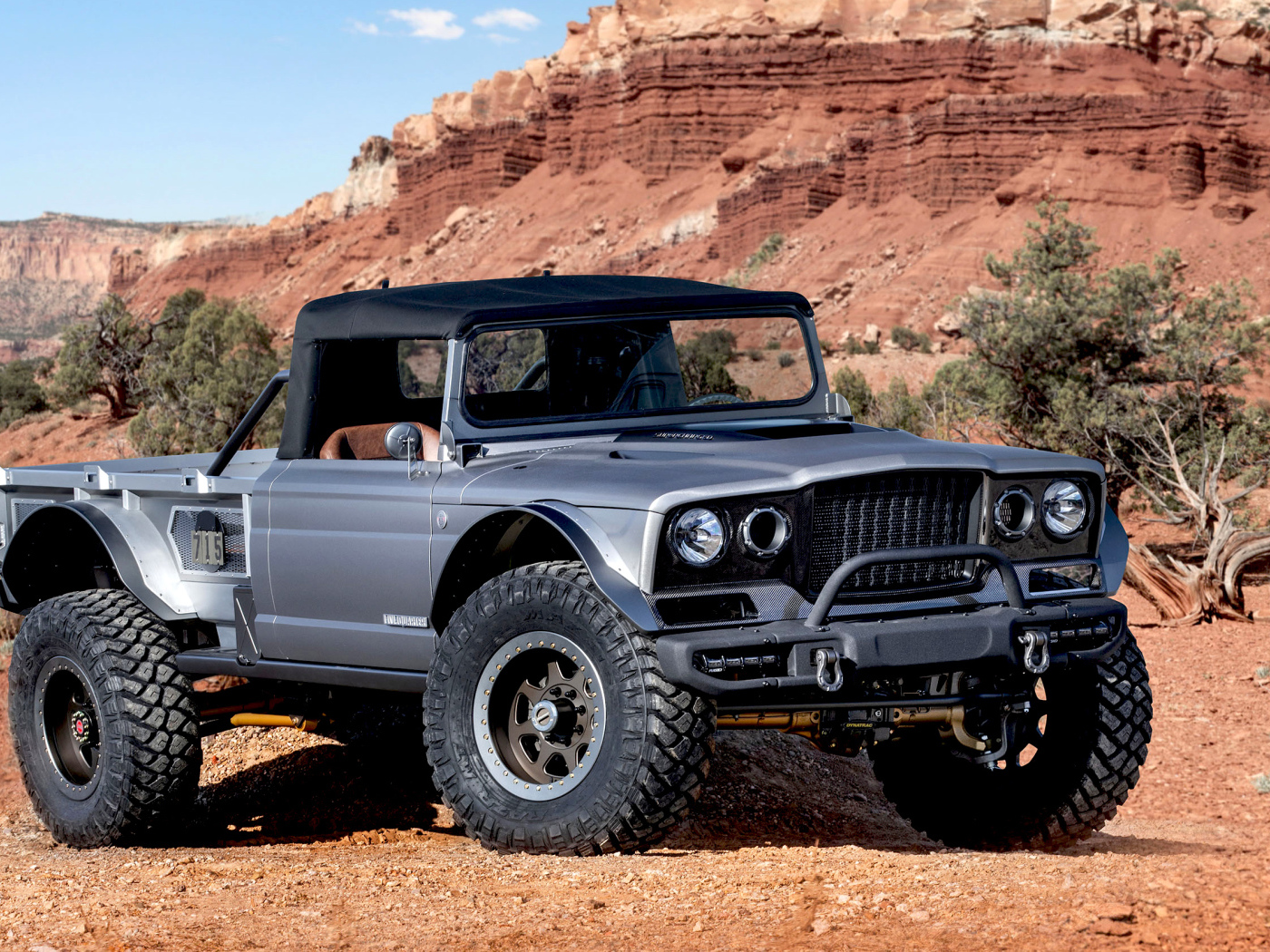 Пикап Jeep M-715 Five-Quarter 2019 года на фоне гор