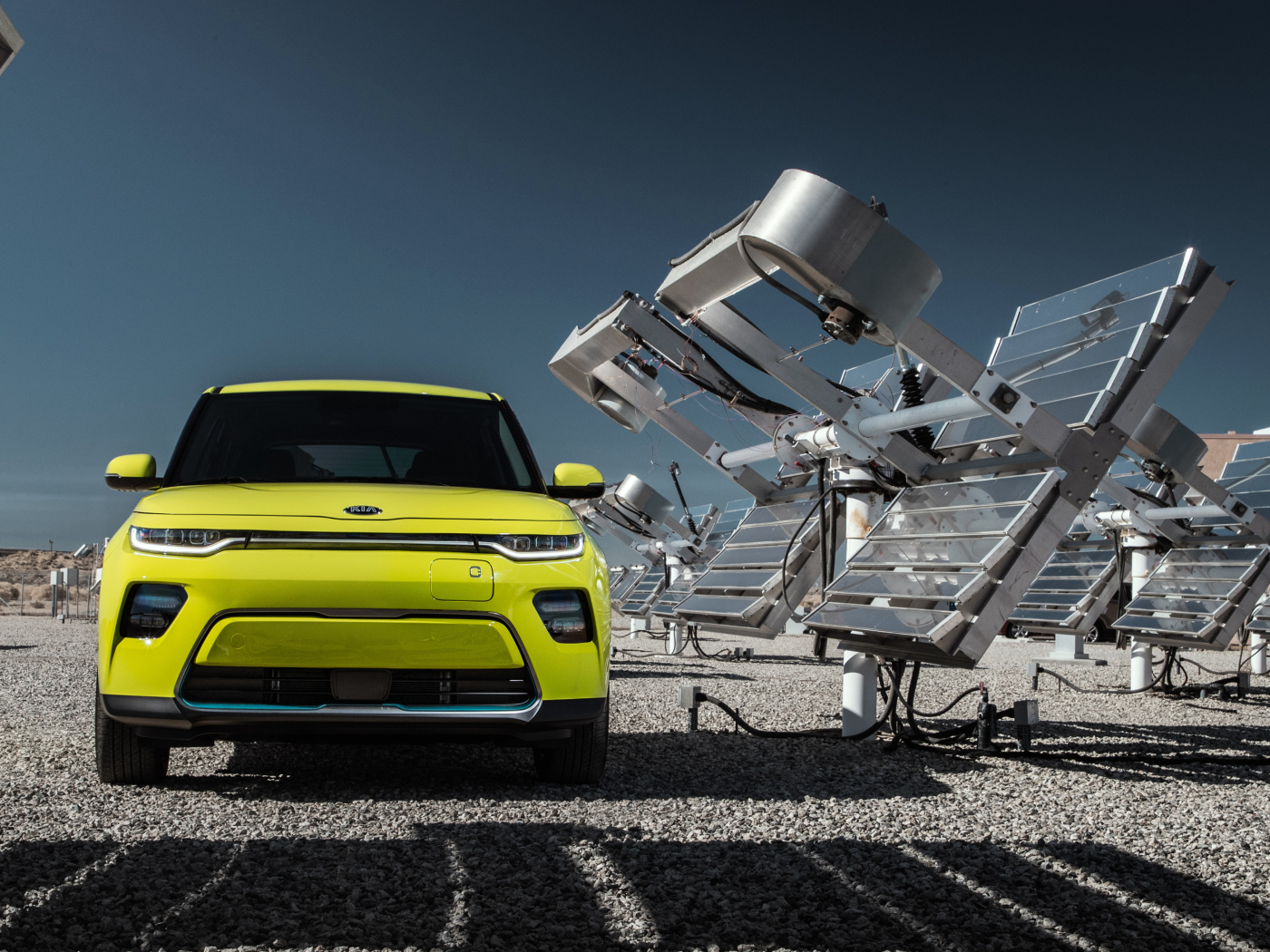 Автомобиль Kia Soul EV, 2020 года у солнечных батарей