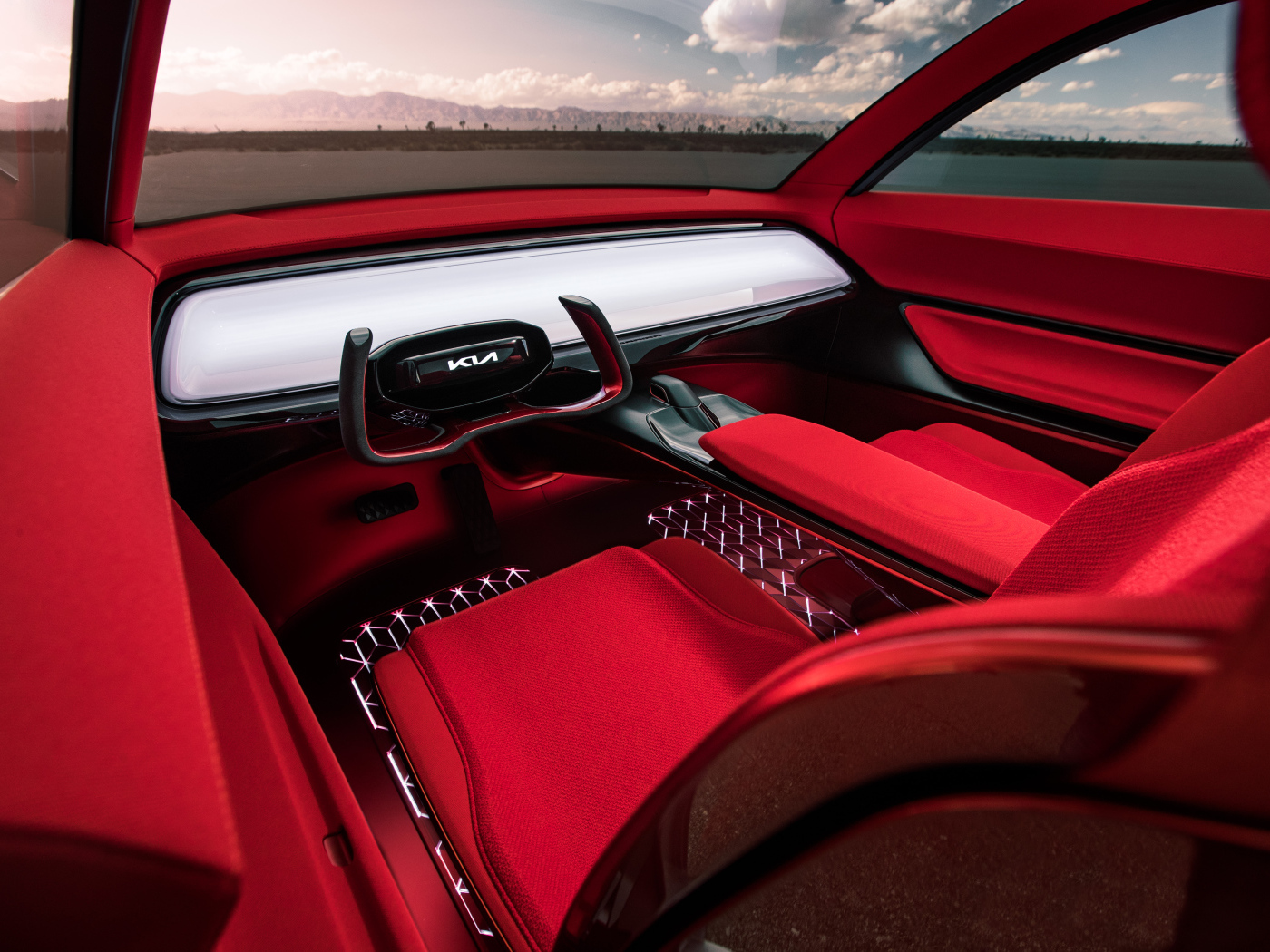 Красный салон автомобиля Kia Habaniro