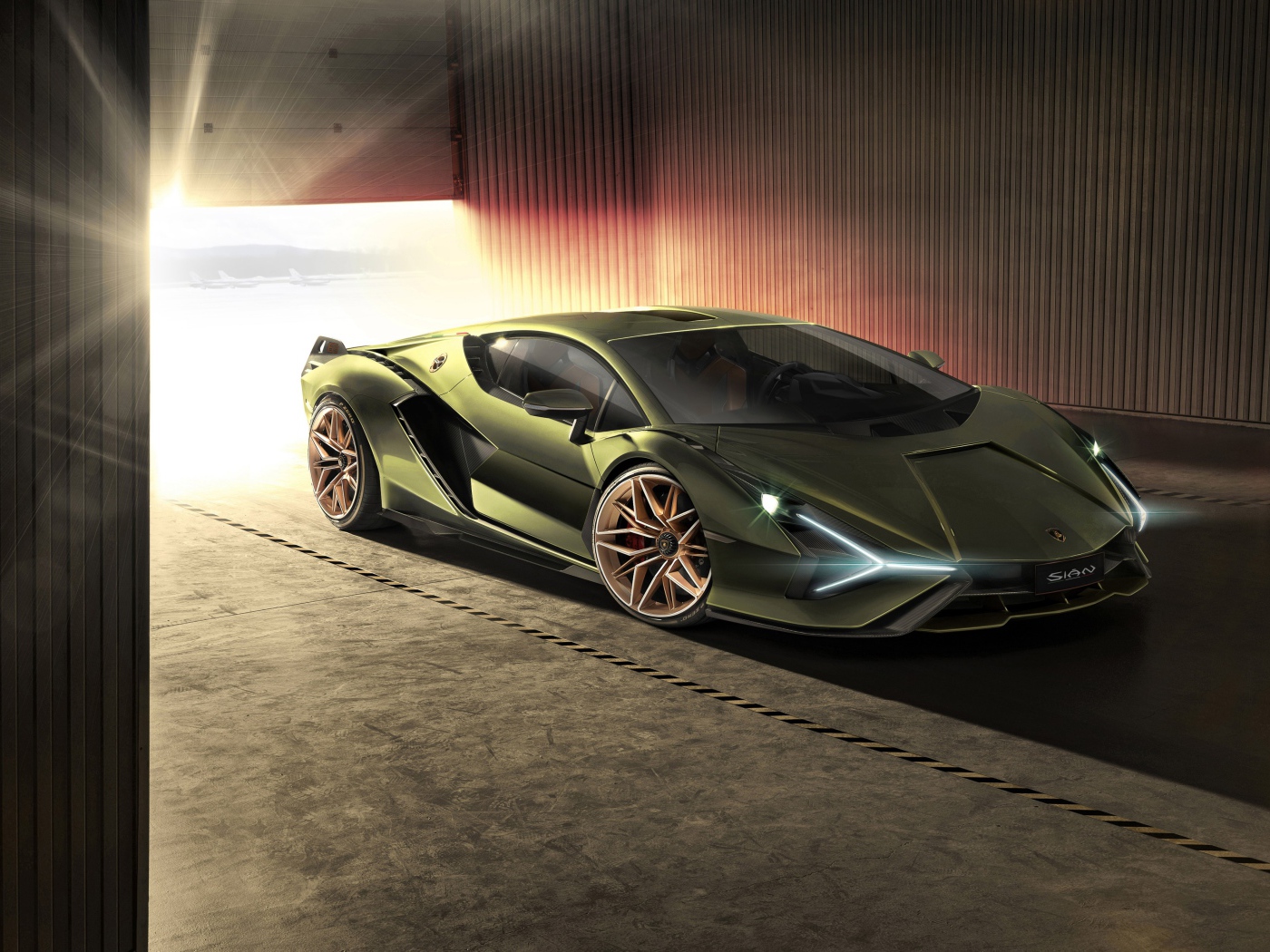Автомобиль Lamborghini Sian 2019 года в гараже