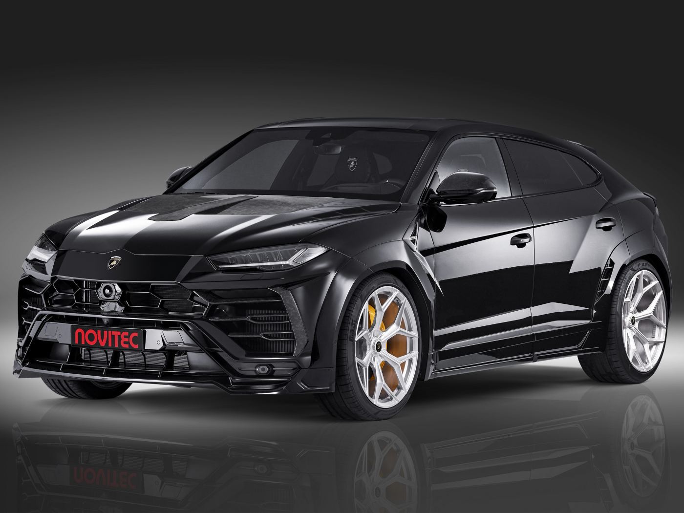 Черный  Lamborghini Urus Esteso 2019 года на сером фоне