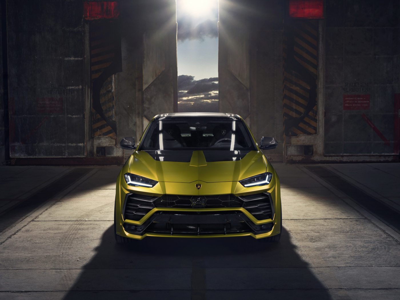Автомобиль  Lamborghini Urus Esteso 2019 года вид спереди