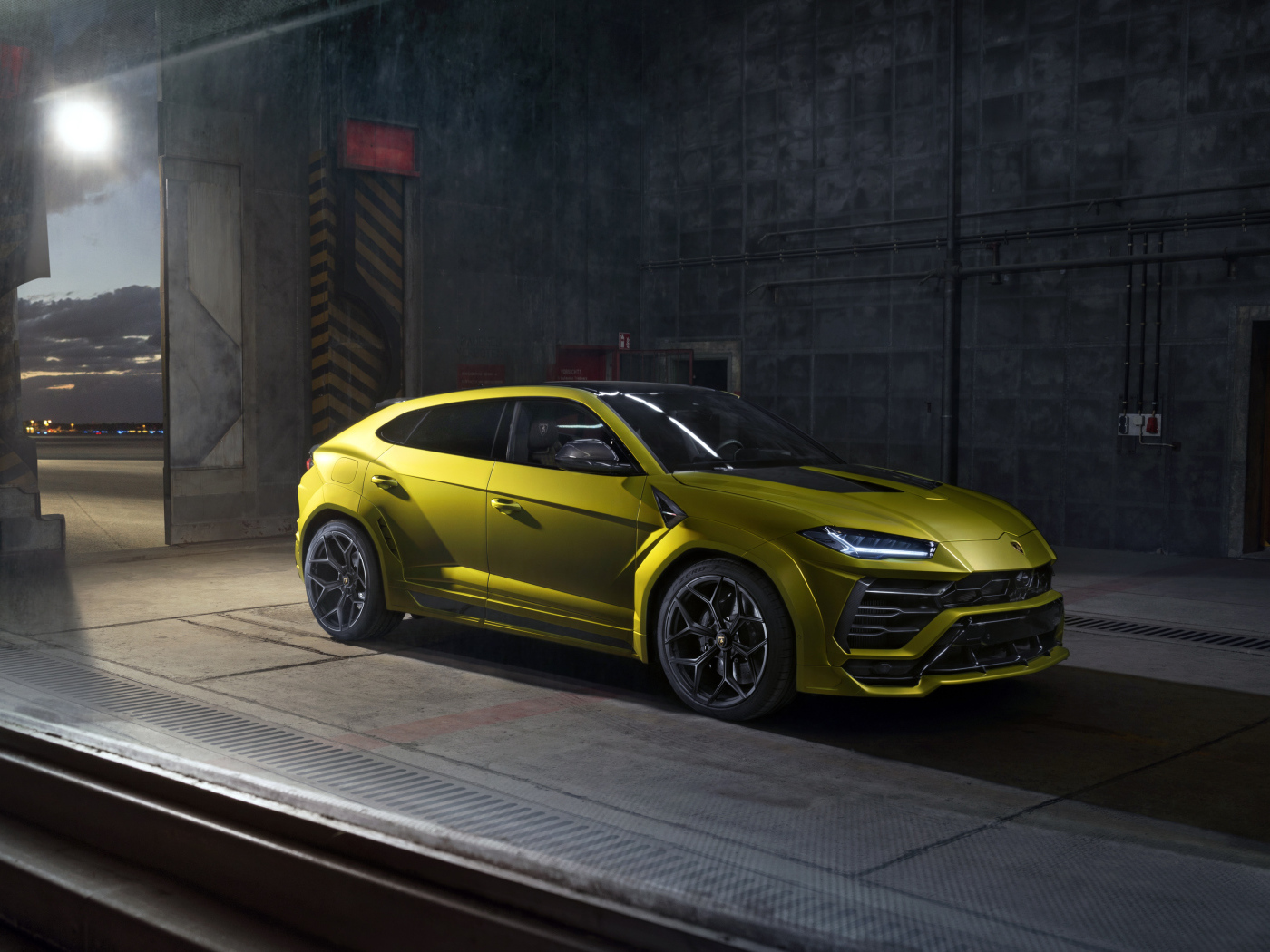 Новый автомобиль Lamborghini Urus Esteso 2019 года в ангаре