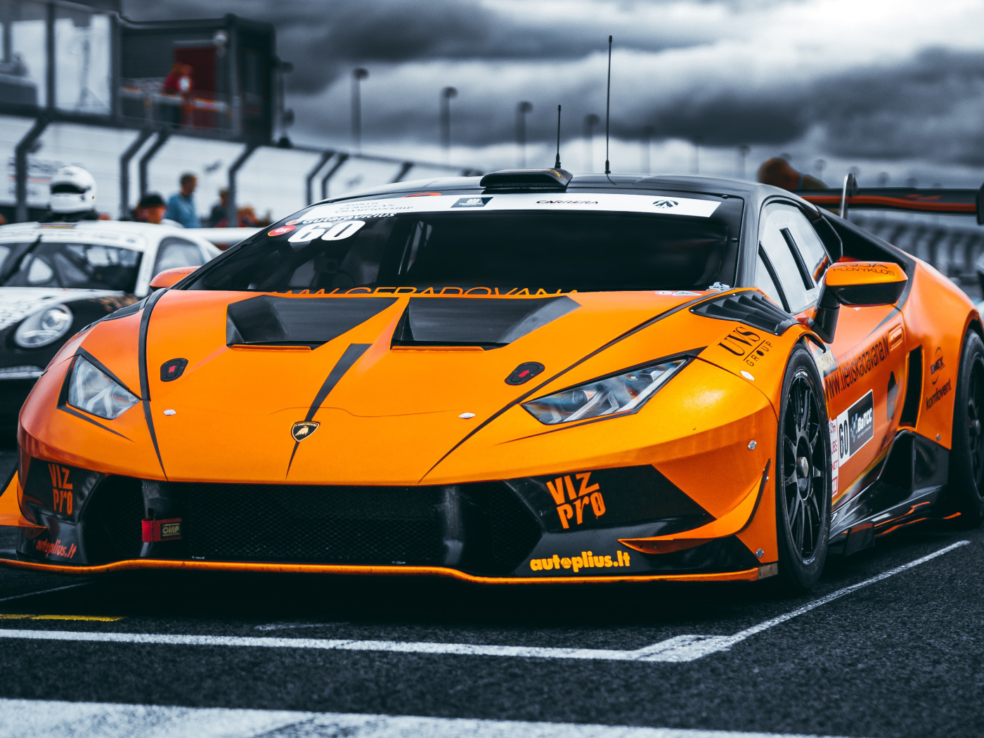 Оранжевый автомобиль Lamborghini Aventador на гонках