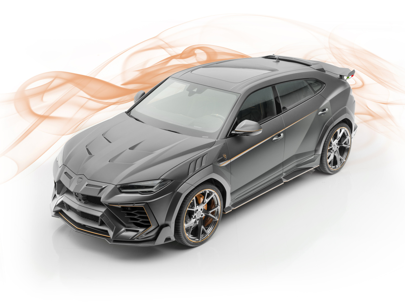 Серебристый автомобиль Lamborghini  Mansory Urus, 2019 года на белом фоне