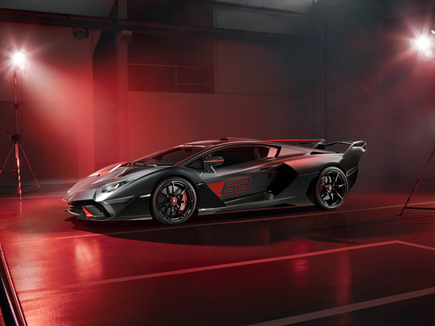 Спортивный автомобиль Lamborghini SC18 в свете софитов