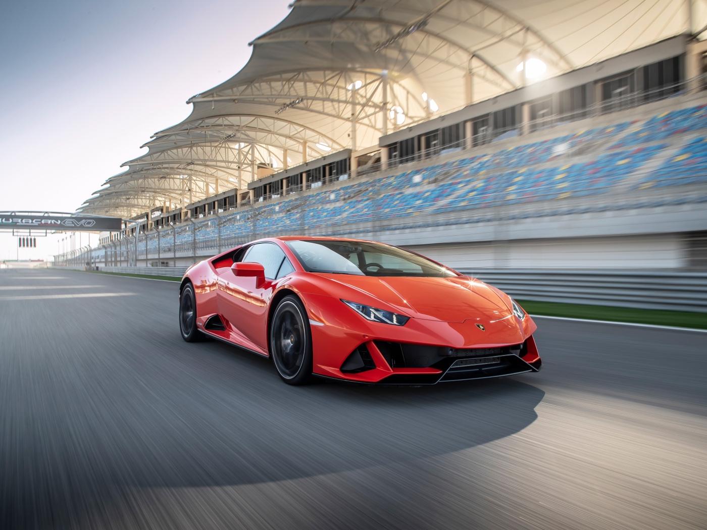 Спортивный красный автомобиль Lamborghini Huracan Evo на гоночной трассе