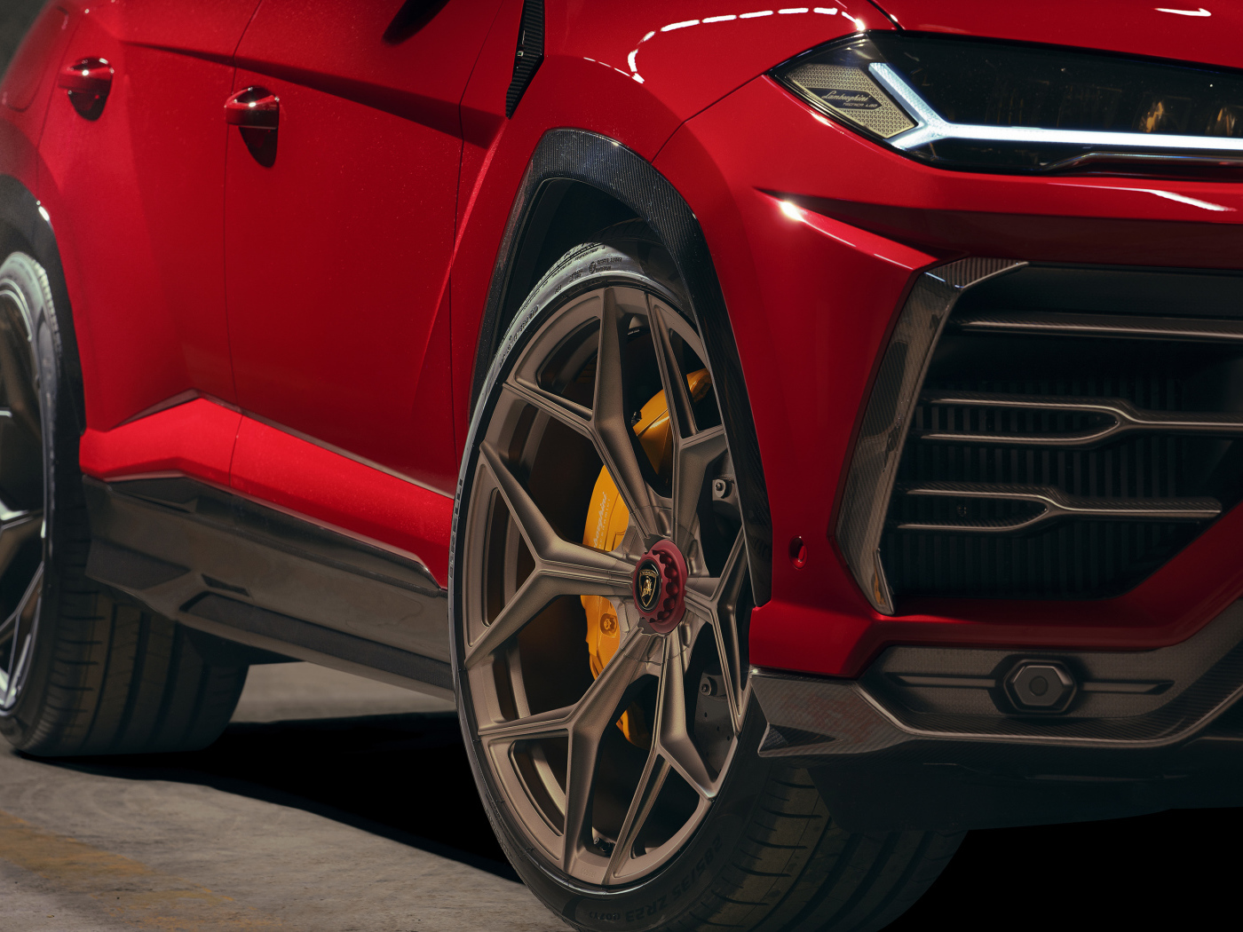 Колеса красного автомобиля  Lamborghini Urus 2019 года