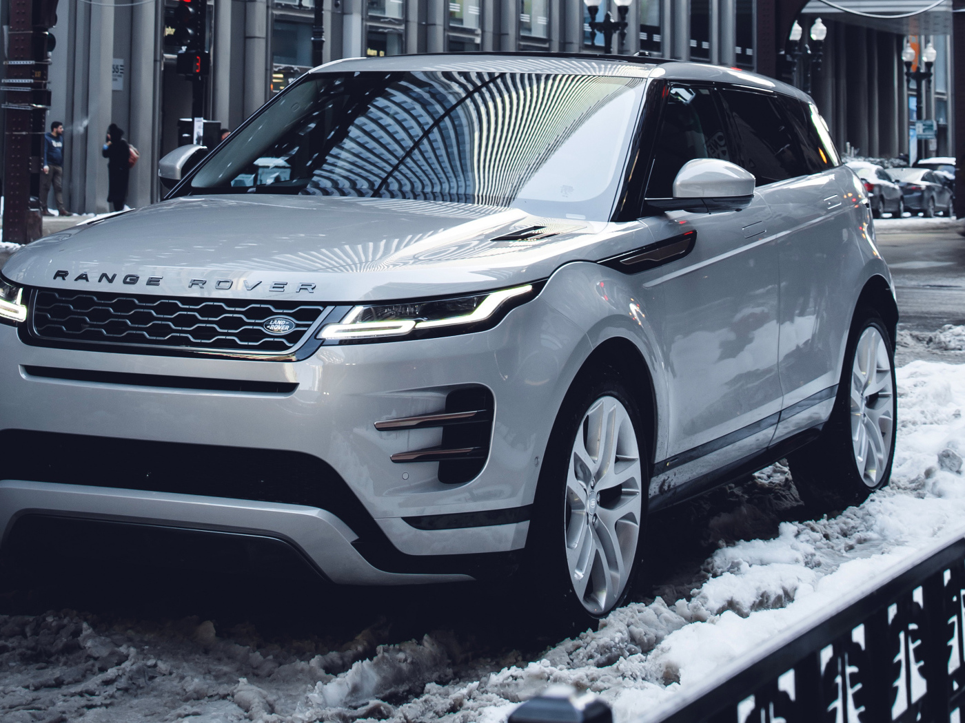 Внедорожник Range Rover Evoque P300 S R-Dynamic 2019 года на снегу в городе