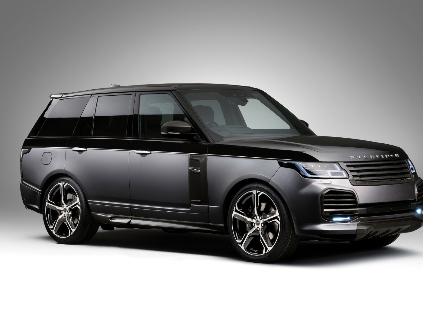 Серебристый внедорожник Range Rover 2018 года на сером фоне