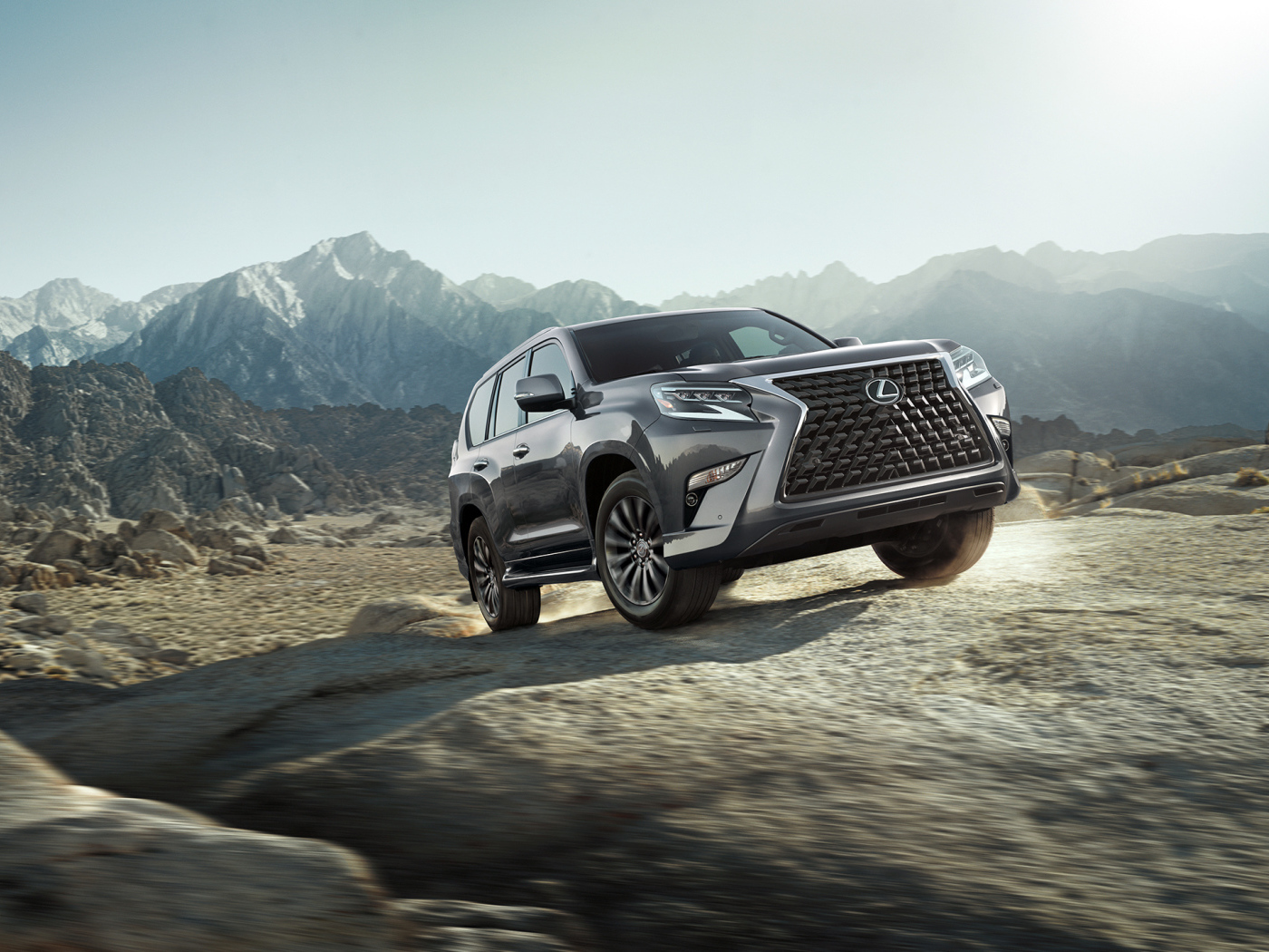 Внедорожник Lexus GX 460, 2020 года в горах 