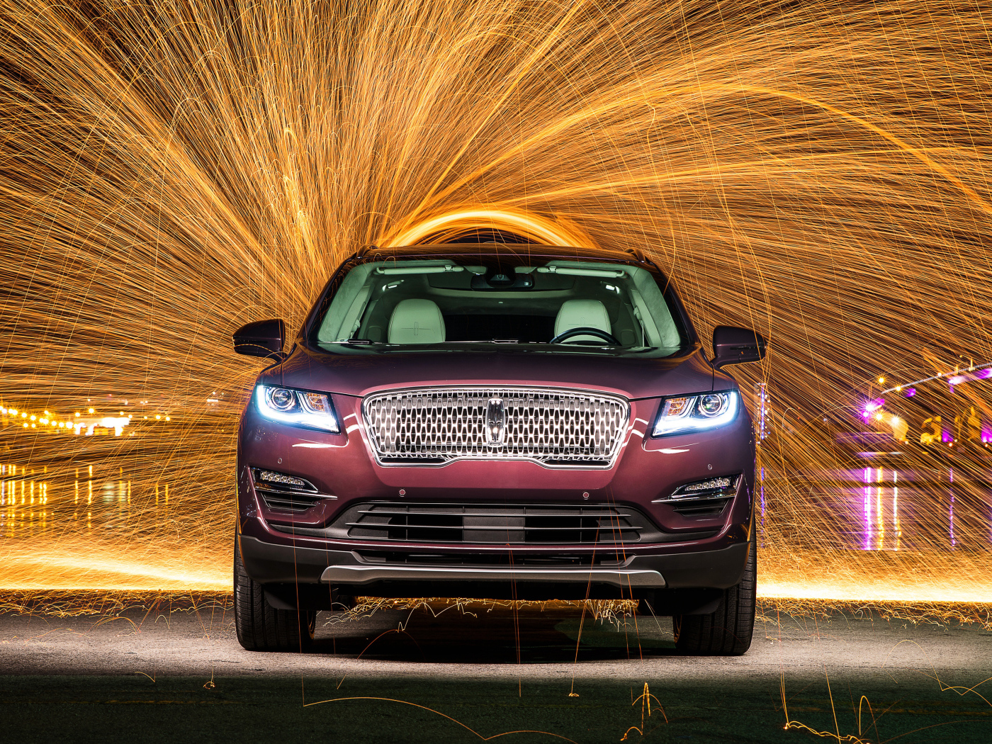 Внедорожник Lincoln MKC, 2019 года на фоне фейерверка