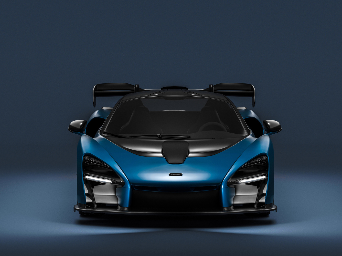 Синий спортивный автомобиль McLaren Senna CGI  вид спереди
