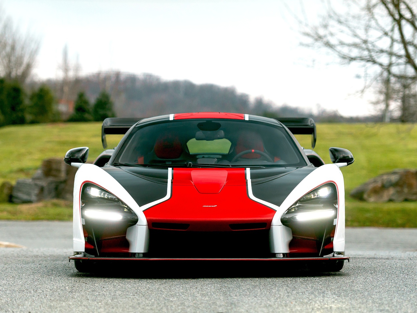 Спортивный автомобиль McLaren MSO Senna вид спереди 