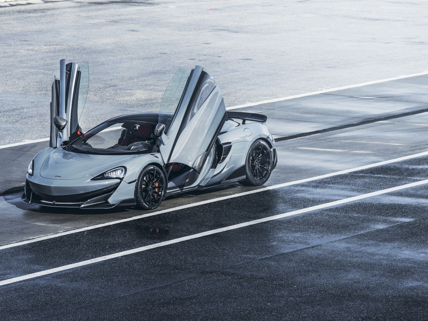 Серебристый автомобиль McLaren 600LT, 2019 года с открытыми дверями