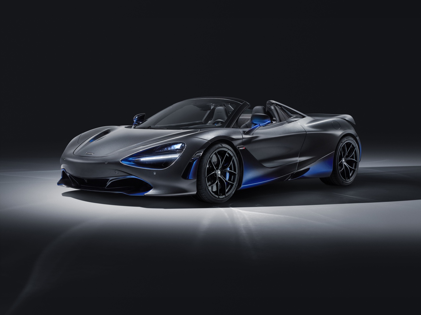 Серебристый автомобиль McLaren 720S Spider, 2019 года 