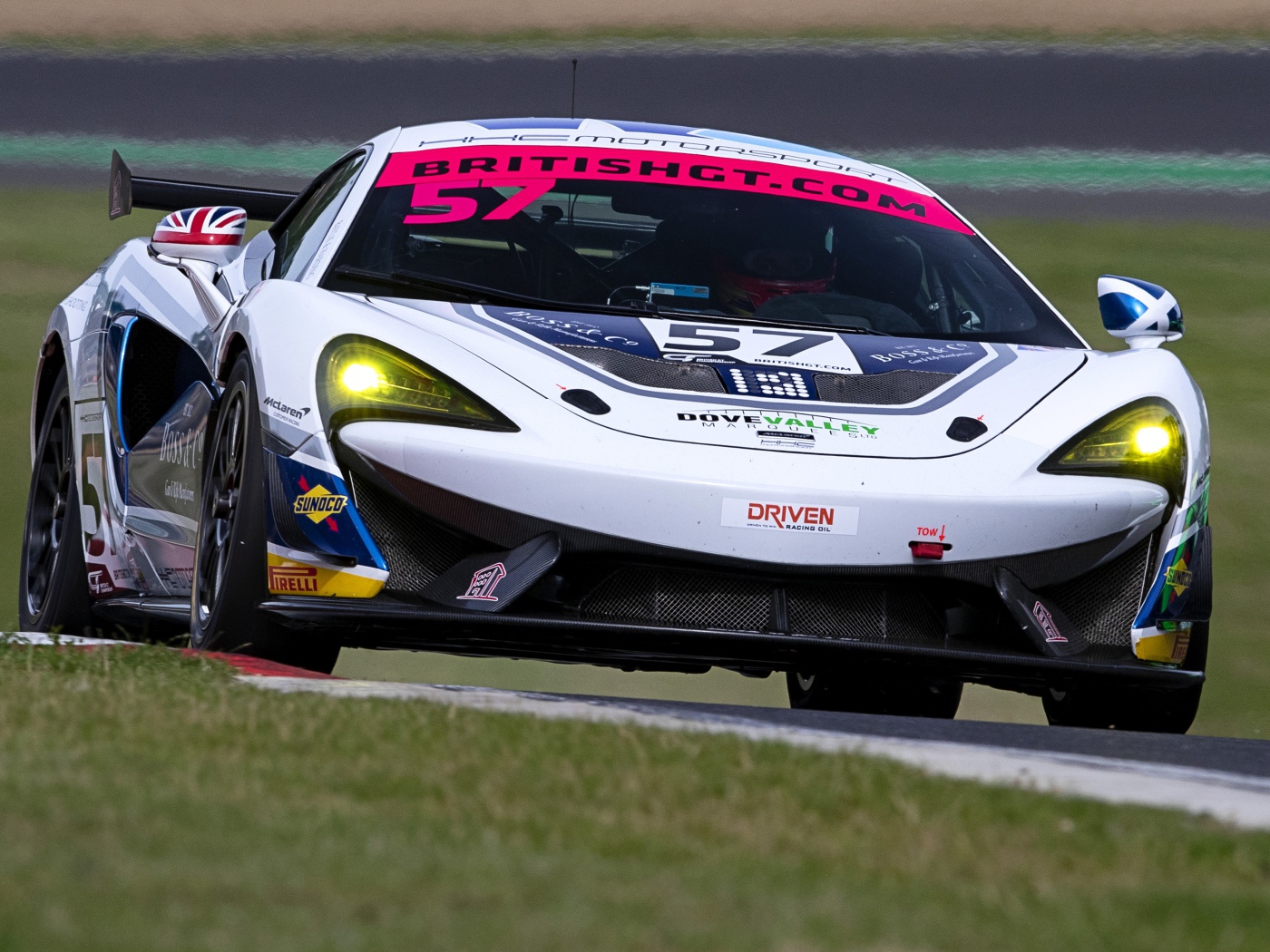 Спортивный автомобиль McLaren 720S GT3 на гоночной трассе