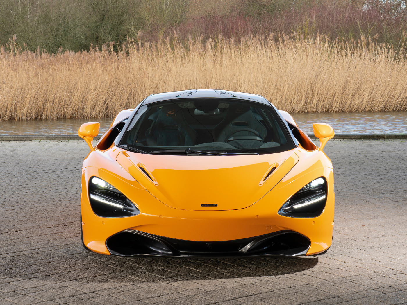 Желтый спортивный автомобиль McLaren MSO 720S Spa 68,  2019 года