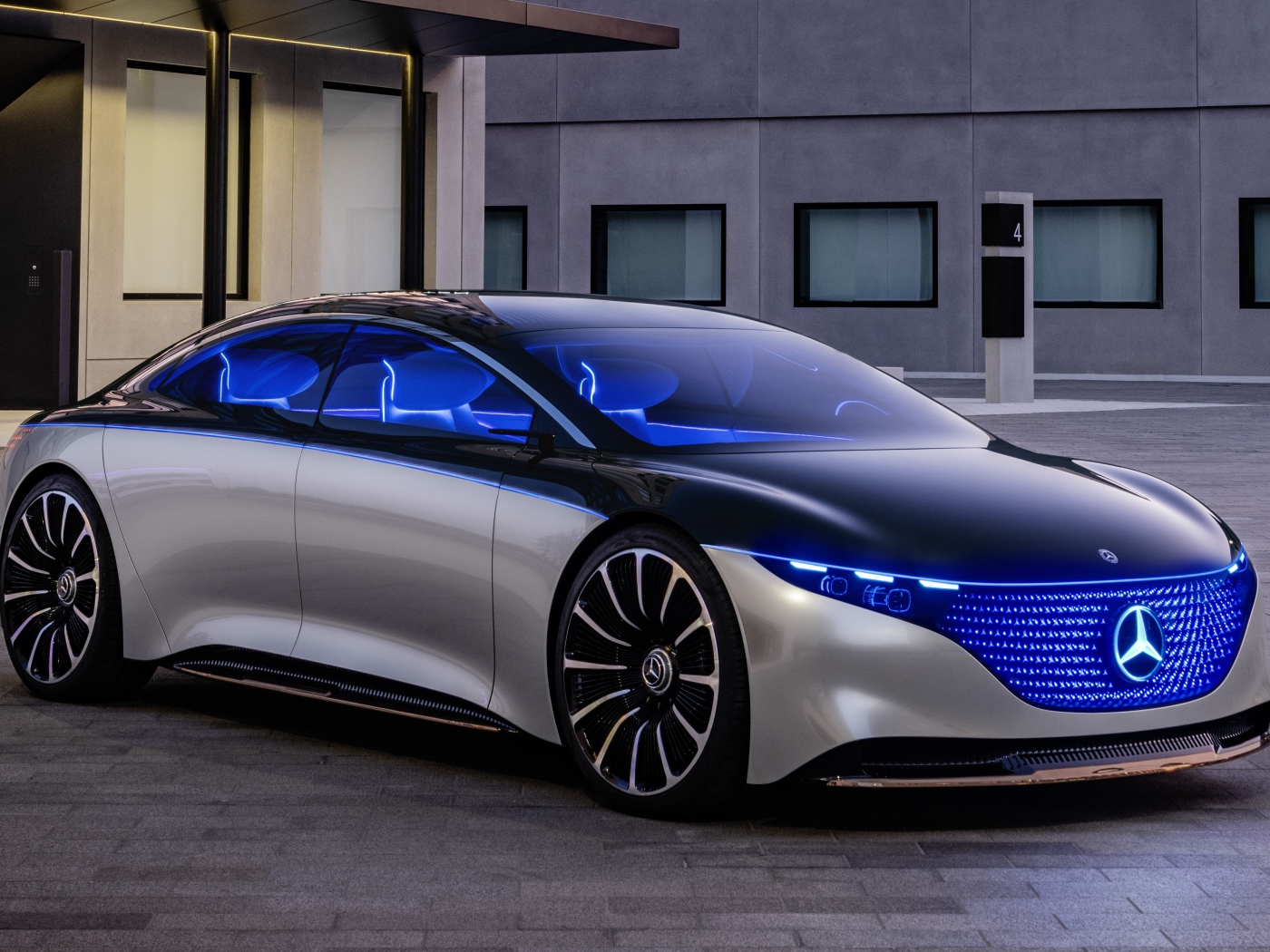 Автомобиль Mercedes-Benz Vision EQS 2019 года у дома