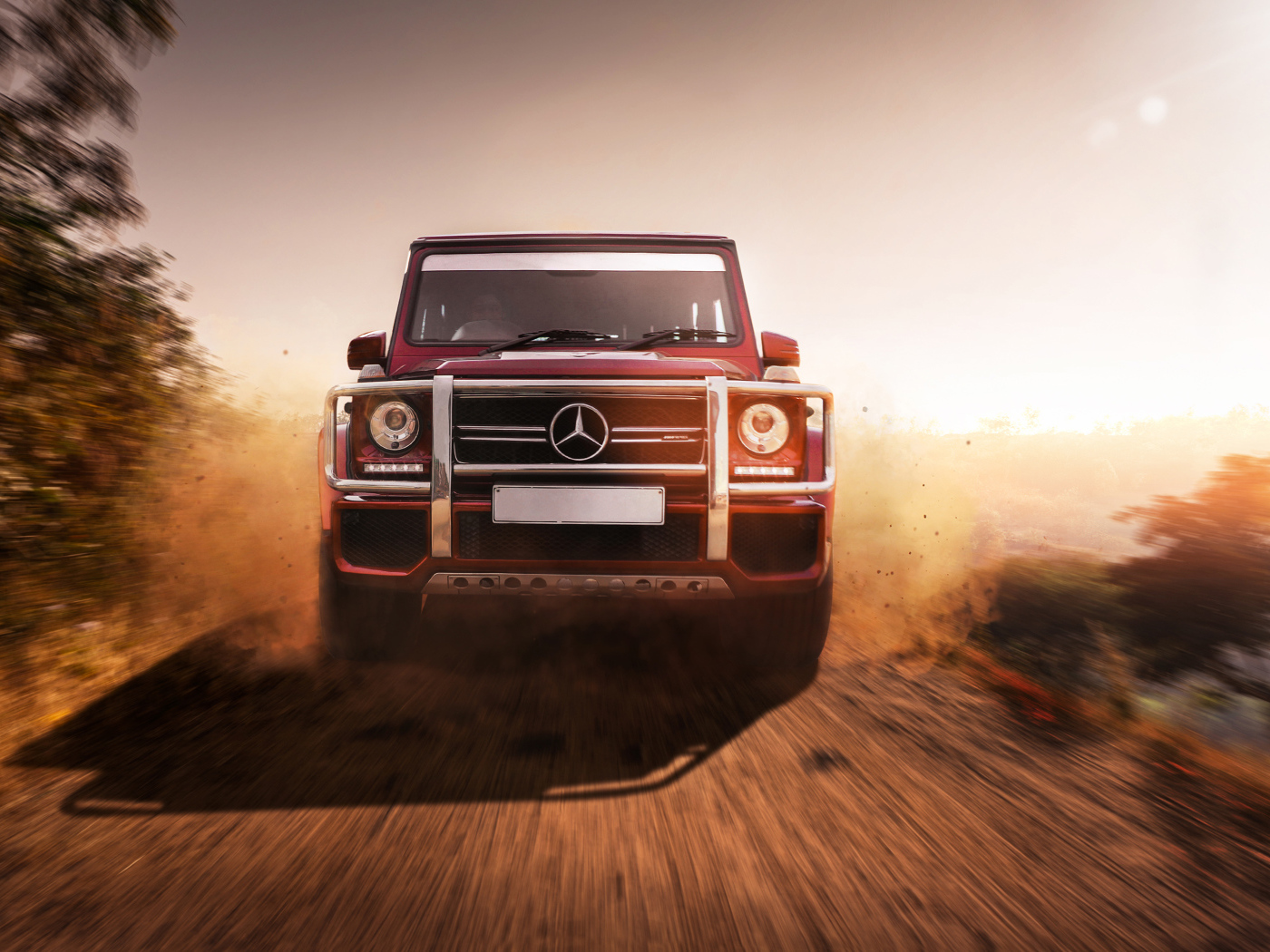 Большой внедорожник Mercedes G63 AMG на дороге