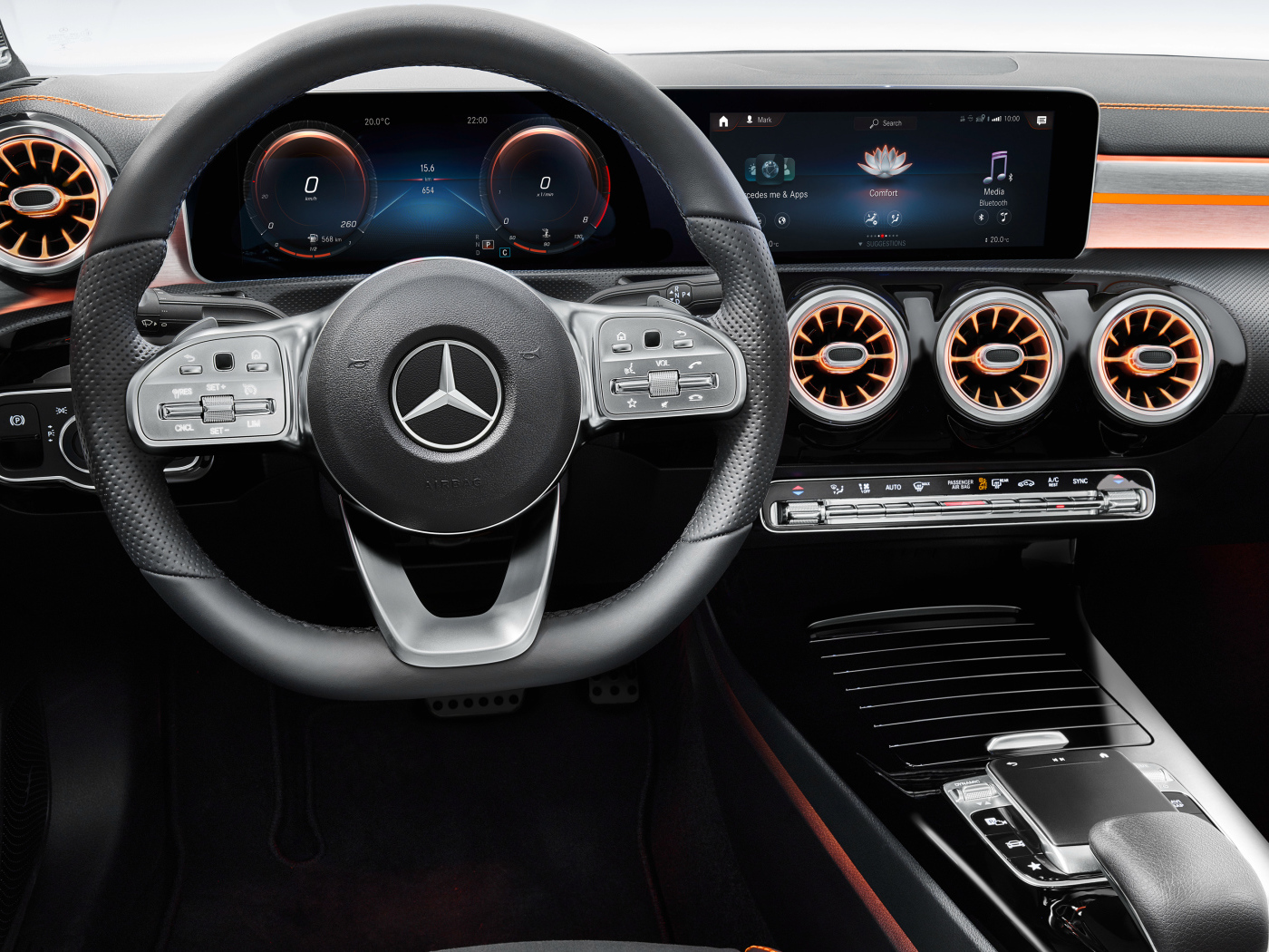 Салон автомобиля Mercedes-Benz CLA 250, 2019 года 