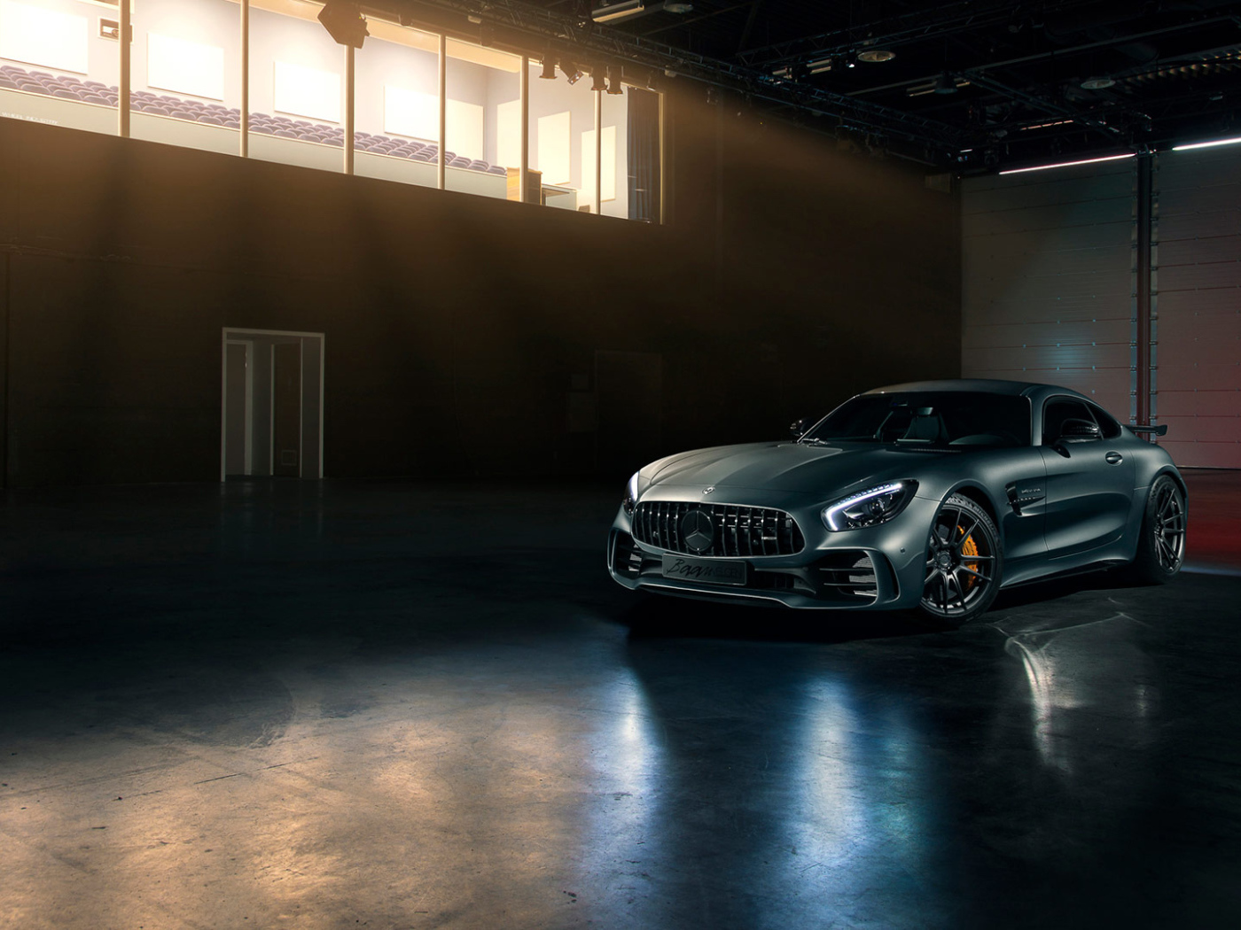 Серебристый автомобиль Mercedes-AMG GT R ADV1 в ангаре 