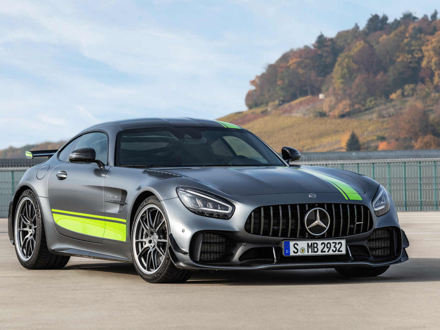 Серебристый автомобиль Mercedes-AMG GT R PRO 2019 года  