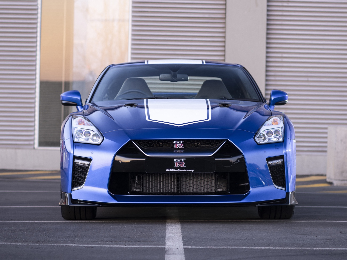 Автомобиль Nissan GT-R 50th Anniversary 2019 года у гаража