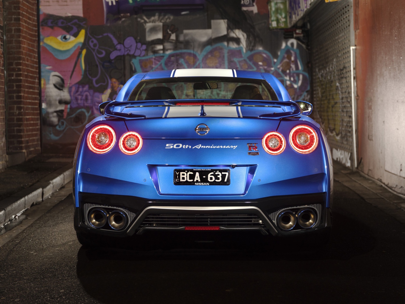 Автомобиль Nissan GT-R 50th Anniversary 2019 года вид сзади