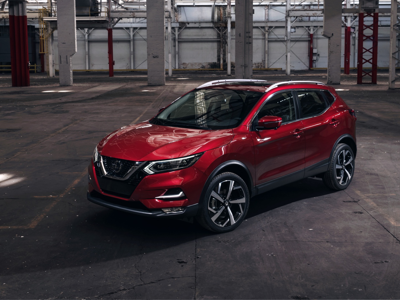 Красный автомобиль Nissan Rogue 