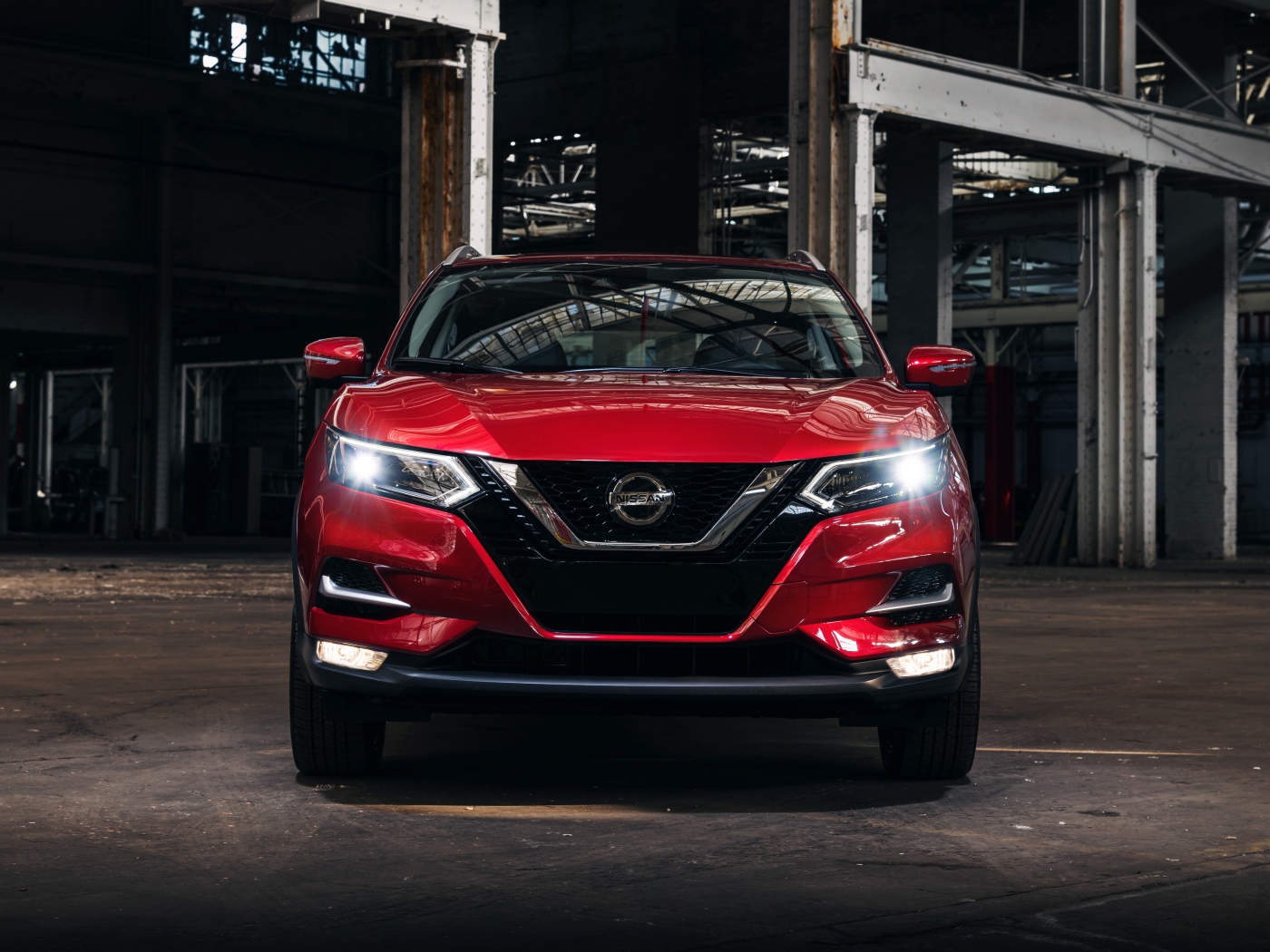 Красный автомобиль Nissan Rogue вид спереди