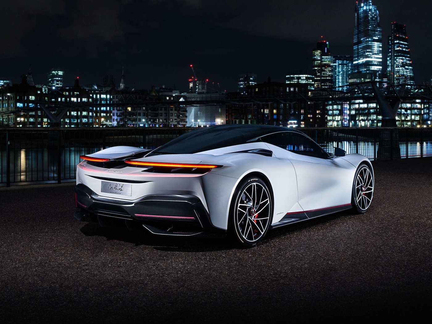 Спортивный автомобиль Pininfarina Battista 2019 года на фоне ночного города