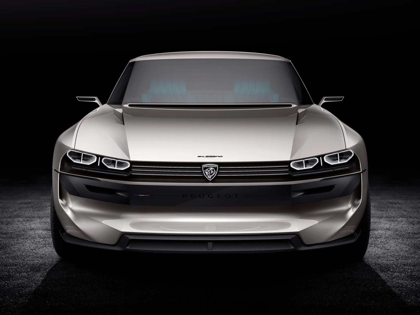 Серебристый автомобиль Peugeot E-Legend Concept на черном фоне