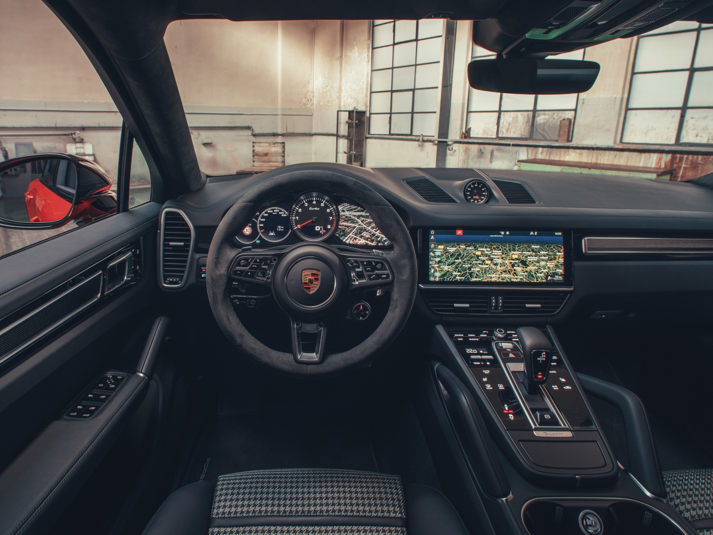 Черный салон автомобиля Porsche Cayenne Turbo Coupe 2019 года