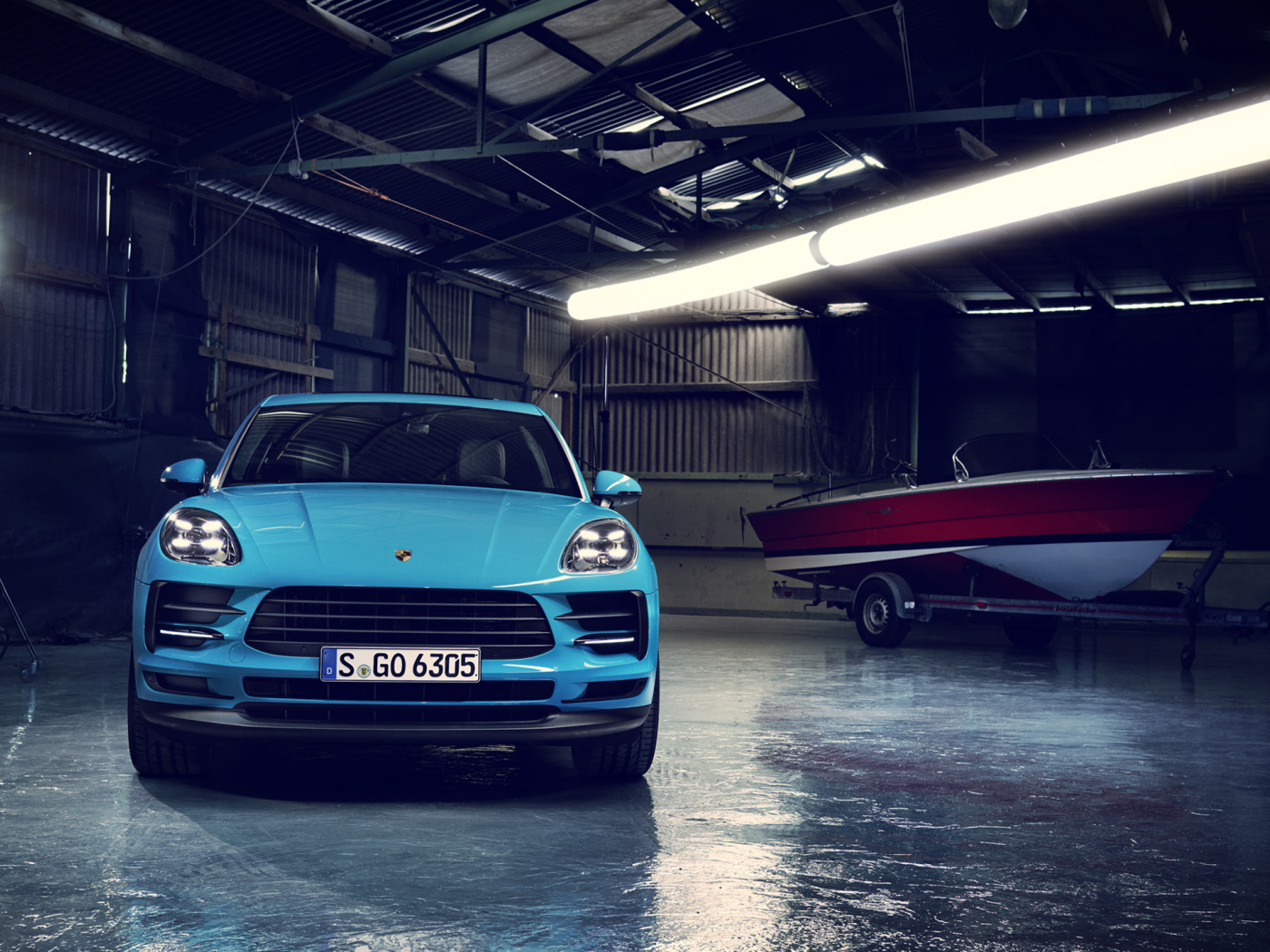Синий автомобиль Porsche Macan 2019 года в гараже