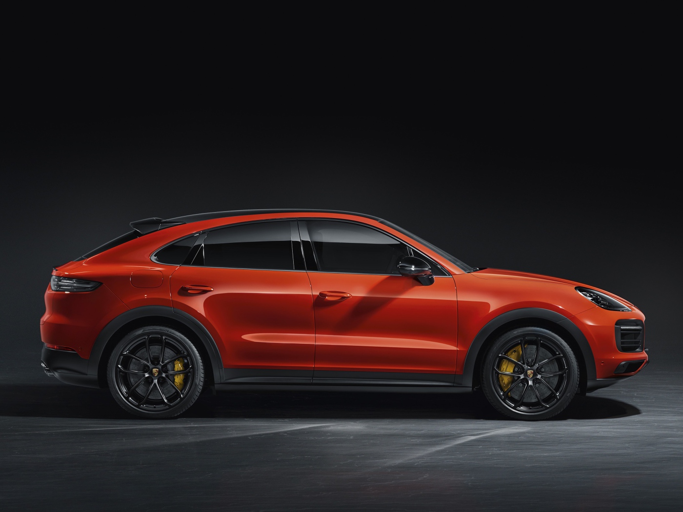 Автомобиль Porsche Cayenne Coupe 2019 года на сером фоне