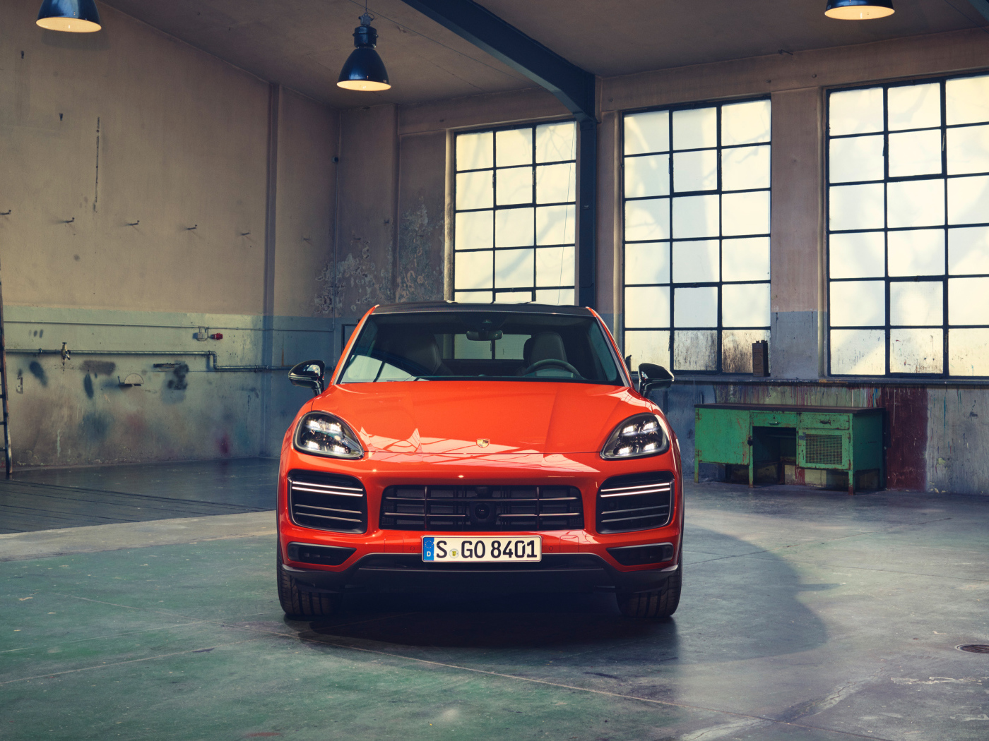 Внедорожник Porsche Cayenne Turbo Coupe 2019 года в гараже