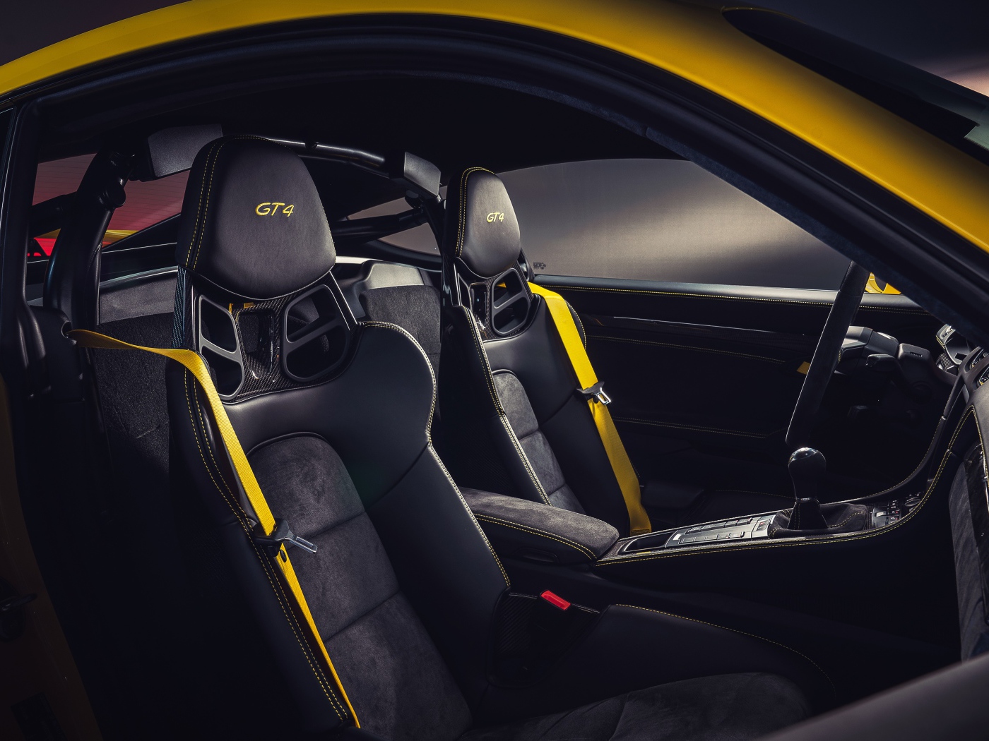 Салон автомобиля Porsche 718 Cayman GT4, 2019 