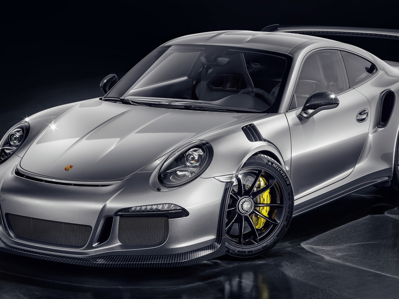 Серебристый спортивный автомобиль Porsche 911 GT3 RS CGI 
