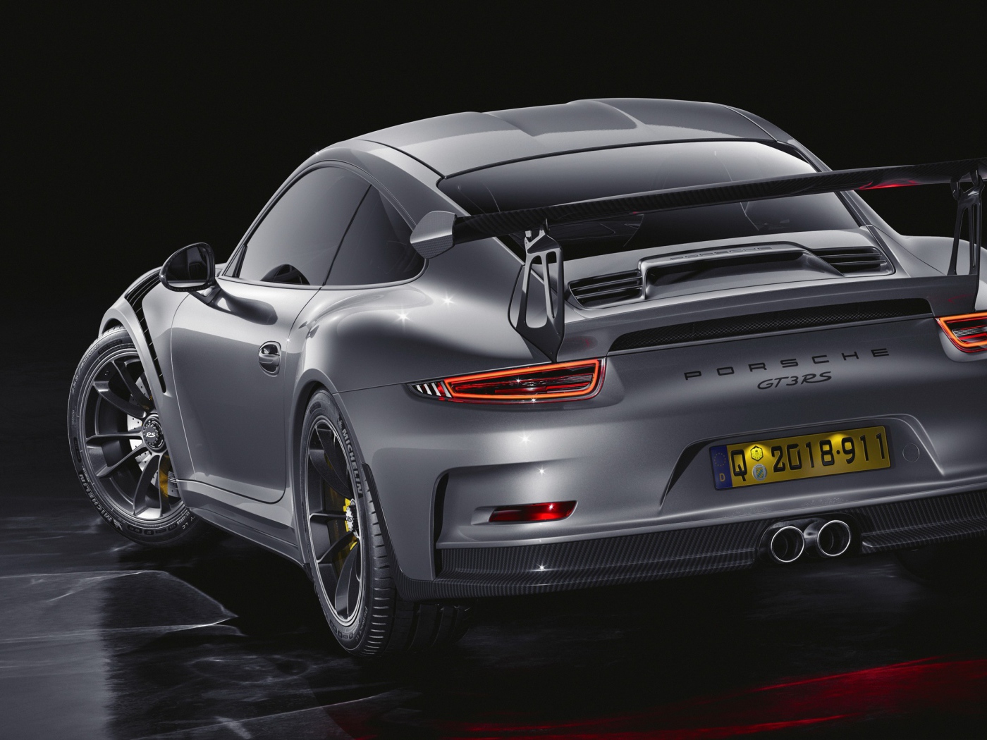 Серебристый автомобиль Porsche 911 GT3 RS CGI вид сзади