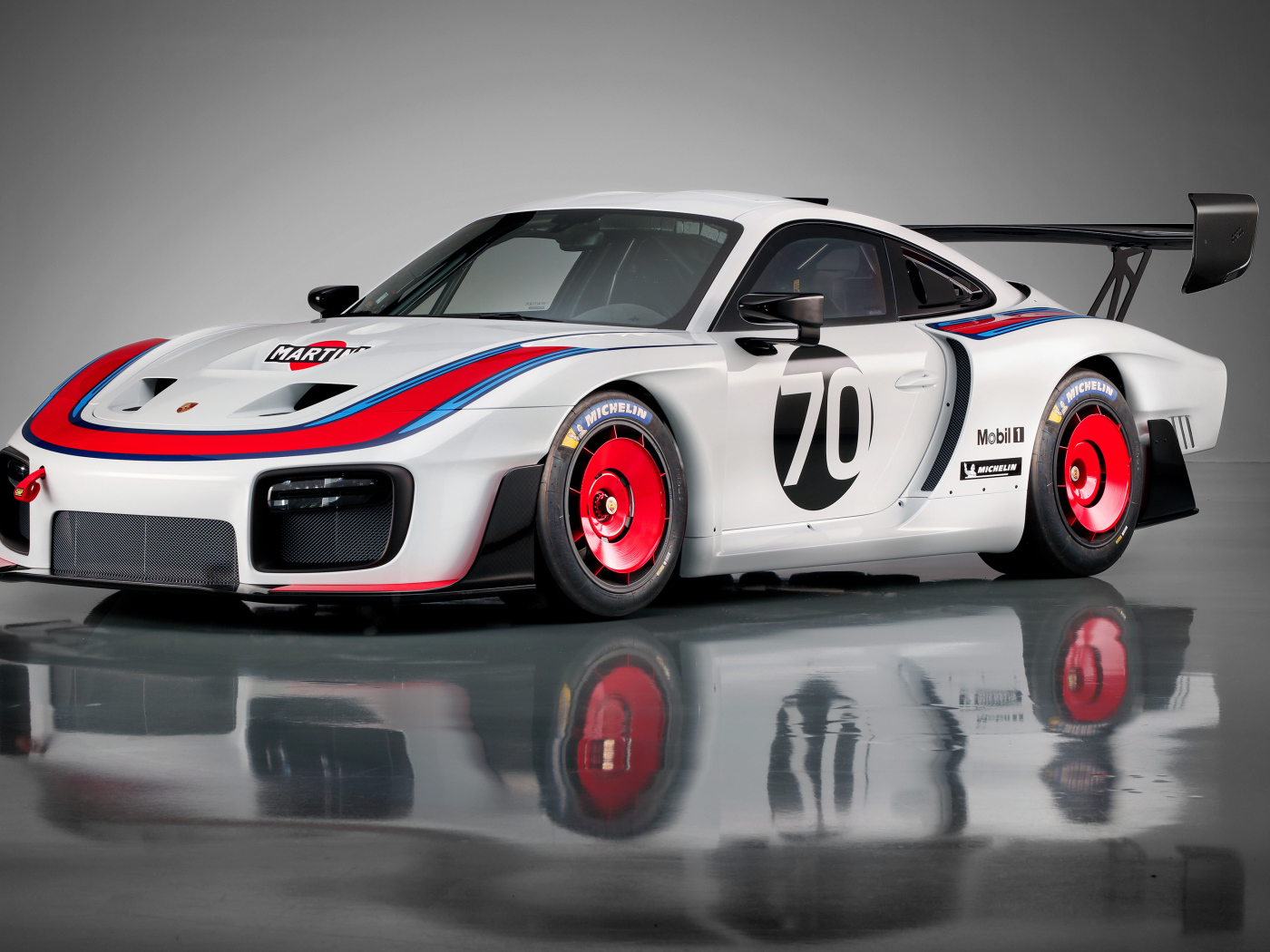 Спортивный автомобиль Porsche 935,  2019 года на сером фоне