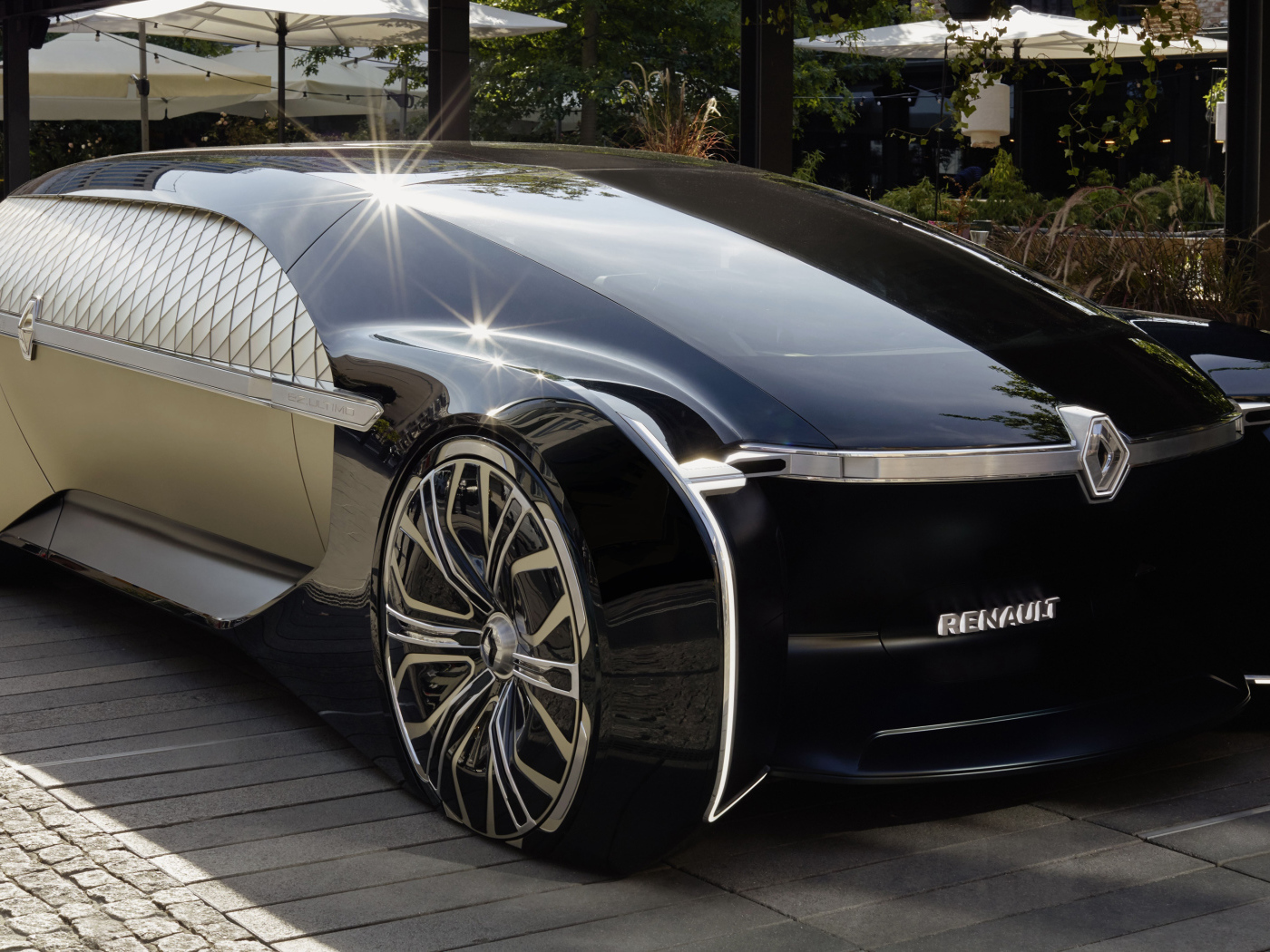 Красивый автомобиль Renault EZ-Ultimo 2018 года у кафе