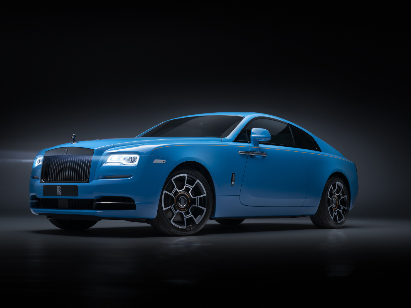 Голубой автомобиль Rolls-Royce Wraith, 2019 года на сером фоне