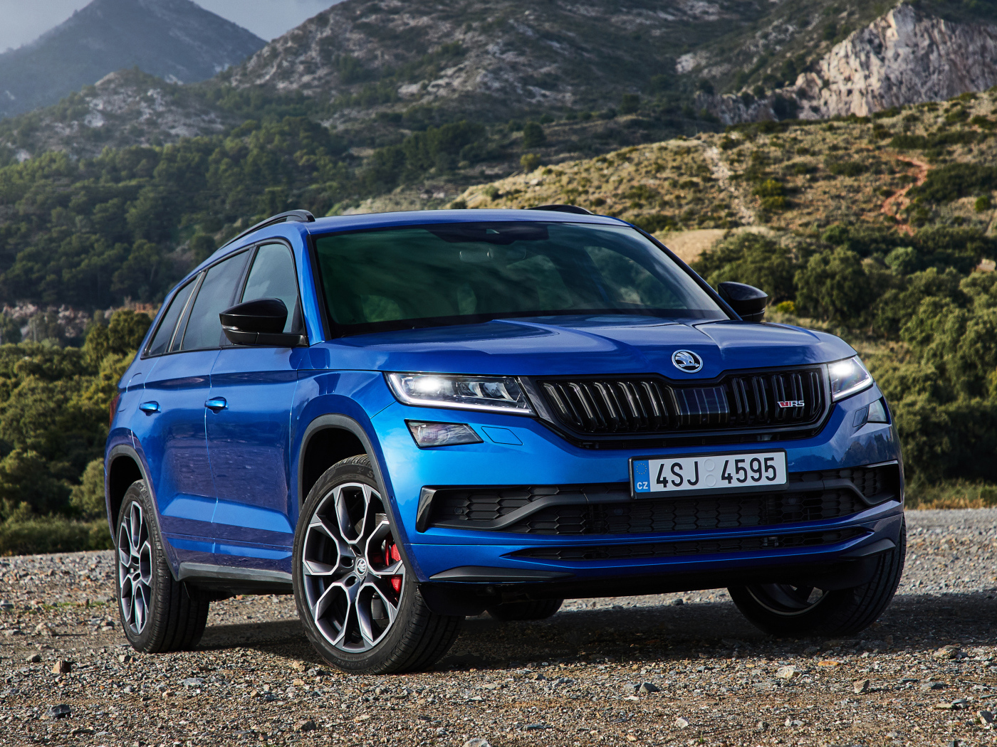 Синий автомобиль Skoda Kodiaq RS 2019 года в горах 